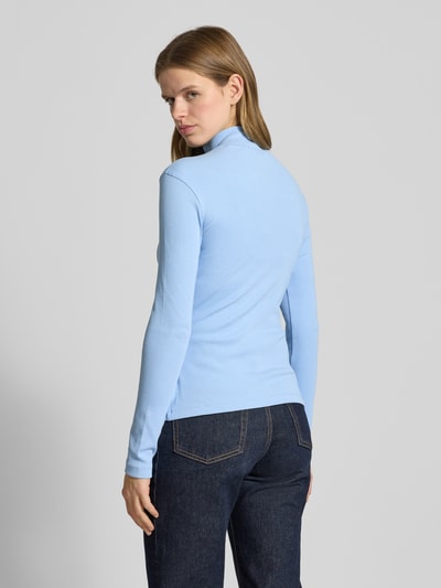 Frauenmodel trägt Slim Fit Langarmshirt aus Baumwoll-Mix Modell 'EASY' von Hugo Blue, unifarben hellblau, Rippstrick, Ganzkörperansicht Rückansicht