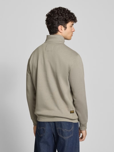 Männermodel trägt Sweatshirt mit Stehkragen und Reißverschluss von G-Star Raw aus Baumwoll-Mix Regular-Fit, Label-Stitching, Ganzkörperansicht Rückansicht.