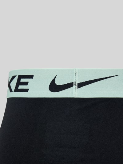 Produktfoto, schwarze Trunks mit Logo und elastischem Bund von Nike, Material-Mix mit Stretch-Anteil, körpernahe Passform