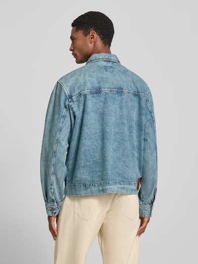 Męskimodel nosi kurtkę jeansową Regular Fit Jeansjacke aus reiner Baumwolle model 'LUNEY BO' von BOSS Orange, jasnoniebieski denim, tekstura bawełniana, Ganzkörperansicht Rückansicht.