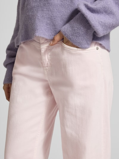 Frauenmodel trägt Loose Fit Jeans mit Eingrifftaschen Modell 'Elin' von Cambio in zartem Rosa, elastischer Baumwoll-Mix, Nahaufnahme Oberkörper.