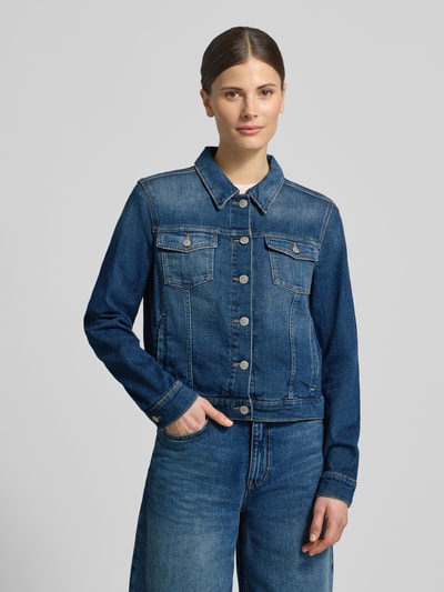 Vrouwenmodel draagt Regular Fit Jeansjacke aus Baumwoll-Mix van Marc O'Polo, denimlook, blauwe tinten, borstzakken, eenrijige knoopsluiting, katoenmengsel, voorkant, close-up bovenlichaam.