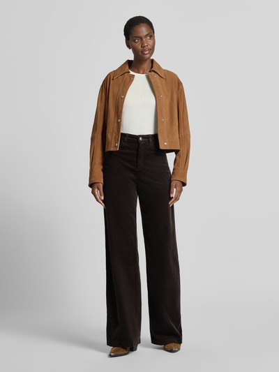 Frauenmodel trägt Loose Fit Cordhose aus Baumwoll-Mix von Emporio Armani in Dunkelbraun, Cordstruktur, 5-Pocket-Design, Ganzkörperansicht von vorne.