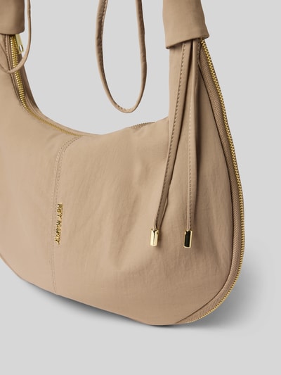 Produktfoto, Schultertasche mit Logo-Detail Modell 'Easy Buddy' von Hey Marly in Beige, sichtbare Zipper und strukturierte Oberfläche, Produktmerkmale: Hauptfach mit Reißverschluss, verstellbarer Tragegurt mit Tunnelzug, Maße 42x32x3 cm, Schulterriemen 79 cm