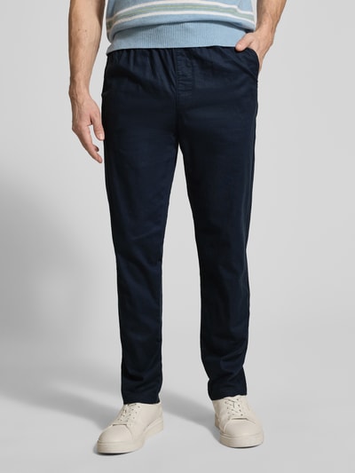 Männermodel trägt Straight Fit Leinenhose mit elastischem Bund Modell 'Barton' von Matinique im dunklen Blau, Baumwolle-Leinen-Mix, Herren, Ganzkörperansicht von vorne. Innenbeinlänge 78 cm, Bundweite 34 cm, mit Tunnelzug und Gesäßtaschen.