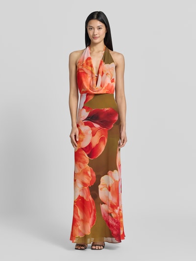 Vrouwenmodel draagt maxi-jurk met all-over bloemenprint, getailleerde pasvorm, halternek, Model 'Marina' van Forever New, vooraanzicht