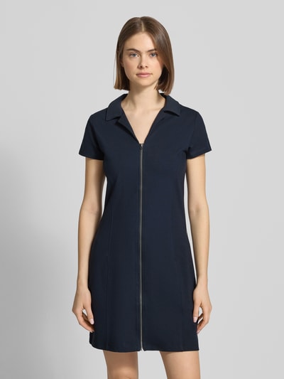 Frauenmodel trägt Minikleid mit durchgehendem Reißverschluss von G-Star Raw in Dunkelblau, Viskose-Mix mit Stretch-Anteil, Umlegekragen, Körpernaher-Schnitt, Rückenlänge 86 cm, Brustweite 44 cm, Ärmellänge 14 cm, Ganzkörperansicht von vorne.