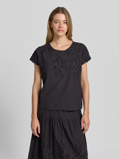 Frauenmodel trägt Regular Fit Bluse mit Rundhalsausschnitt Modell 'FAHIMA' von Soyaconcept, Reine Baumwolle, Stitchings, Ganzkörperansicht von vorne.
