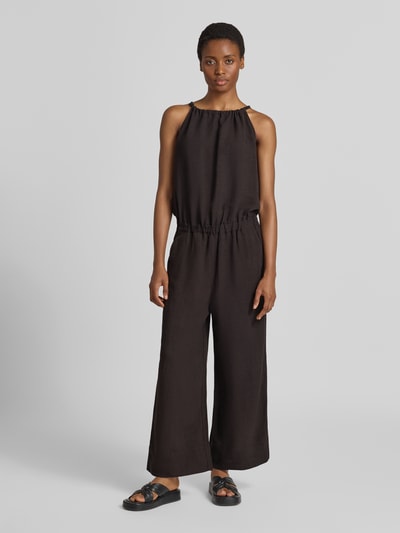 Kobiece modelka nosi czarny Jumpsuit mit rückseitiger Schnürung Modell 'Cisea' von someday., krój regular fit, miks wiskozy i lnu, widoczny okrągły dekolt, długość całkowita 124 cm, szerokość w rozmiarze 36: 46 cm, długość wewnętrzna nogawki 63 cm, gładka tekstura, widok całopostaciowy z przodu.