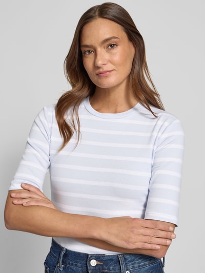 Frauenmodel trägt Basic T-Shirt Ringel O-Neck von Christian Berg Woman, weiß-blau, körpernah, Halbarm, Baumwoll-Elasthan, Nahaufnahme Oberkörper.