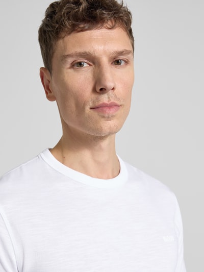 Männermodel trägt Regular Fit T-Shirt aus strukturierter Baumwolle Modell 'TEGOOD' von BOSS Orange, weiß, unifarben, Nahaufnahme Oberkörper.