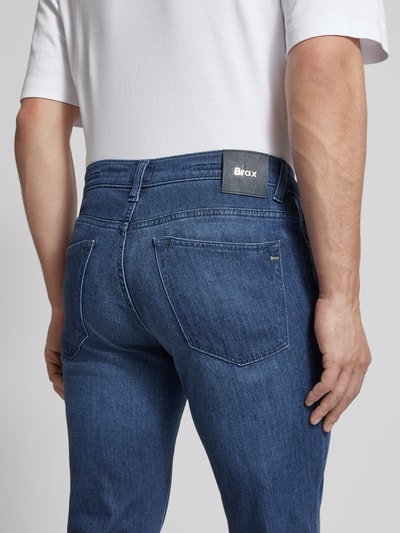 Mannelijk model draagt Slim Fit Jeans met zijde-aandeel model 'Chuck' van Brax, 5-pocket-design, elastische katoenmix, detailopname rugaanzicht.
