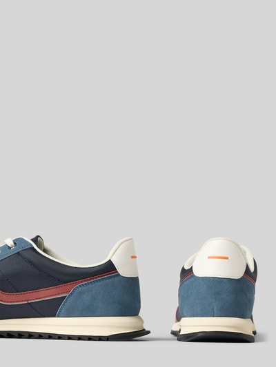 Produktfoto, sneakersy z nadrukiem z logo model 'ZAYN_TENN_BNYMI' od BOSS Orange, niebiesko-granatowo-białe z pomarańczowym akcentem, tekstura zamszu i tkaniny
