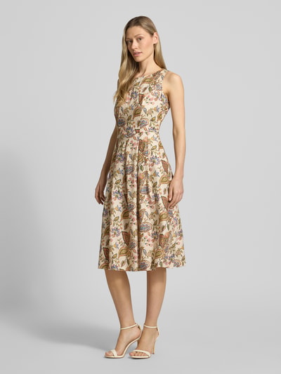 Frauenmodel trägt Midikleid aus Leinen im Allover-Look von WHITE LABEL, A-Linie, Rundhalsausschnitt, florales Muster, Ganzkörperansicht von vorne.