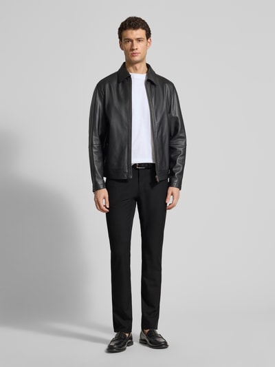 Männermodel trägt Hose mit Eingrifftaschen Modell 'Chuck' von Brax in Schwarz, Regular Fit, Material-Mix, Ganzkörperansicht von vorne