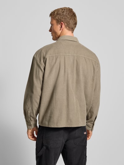 Männermodel trägt Freizeithemd mit Knopfleiste von Pegador aus reiner Baumwolle, Regular-Fit, Kentkragen, Rückansicht, Ganzkörperansicht.