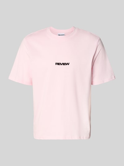 Produktfoto, różowe T-Shirt mit Logo und Rundhalsausschnitt od REVIEW z czystej bawełny, krój relaxed fit, długość tyłu w rozmiarze M: 68 cm