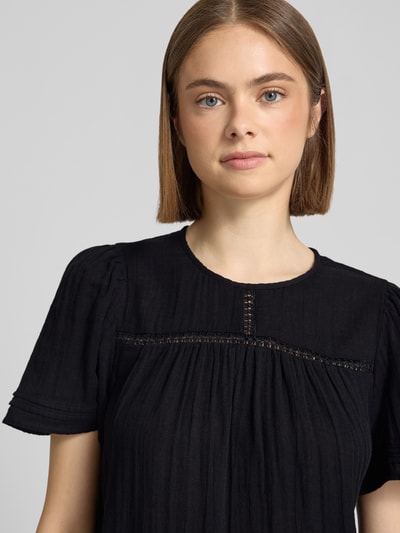 Frauenmodel trägt Relaxed Fit Bluse aus reiner Baumwolle Modell 'Sikka' von Pieces, unifarben, Musselin, Nahaufnahme Oberkörper.