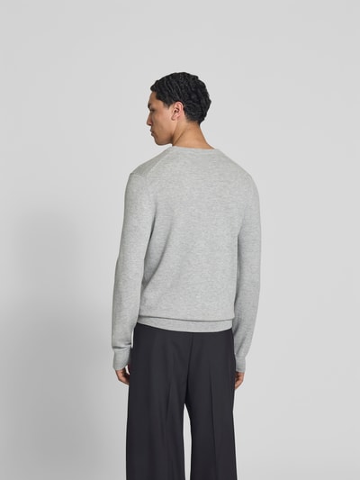 Männermodel trägt Slim Fit Pullover aus Woll-Mix von Filippa K in Hellgrau, Strick-Optik, Rundhalsausschnitt, Rückenlänge 72 cm, Ganzkörperansicht Rückansicht.