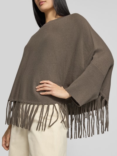Frauenmodel trägt Relaxed Fit Pullover aus Woll-Mix mit Kaschmir-Anteil von HERZENS, braun, Strick-Optik, Fransensaum, Nahaufnahme Oberkörper.