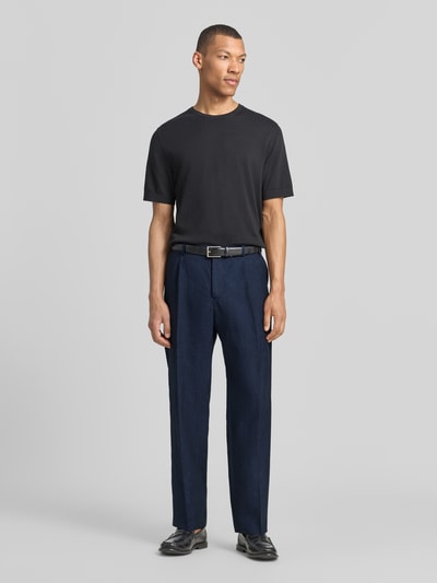 Männermodel trägt Leinenhose mit Bügelfalte Modell 'DiUnic' von Zuitable in Dunkelblau, Straight Fit, Eingrifftaschen, Ganzkörperansicht von vorne.