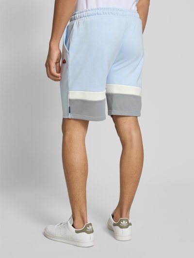 Ellesse Regular Fit Sweatshorts mit Logo-Badge Modell 'HARKAN' Hellblau 5