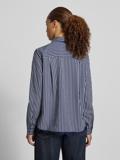 Vrouwenmodel draagt Regular Fit Hemdbluse aus Viskose-Mix van Milano Italy, gestreept blauw-wit, Met kant, Overhemdkraag, Borstzak, Ruglengte maat 36: 56 cm, Mouwlengte maat 36: 63 cm, Ganzkörperaanzicht achteraan.