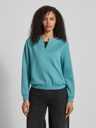 Frauenmodel trägt Regular Fit Sweatshirt mit Viskose-Anteil von Tom Tailor, Optik: Unifarben, V-Ausschnitt, Langarm, Materialverarbeitung: Sweat, Ganzkörperansicht von vorne.