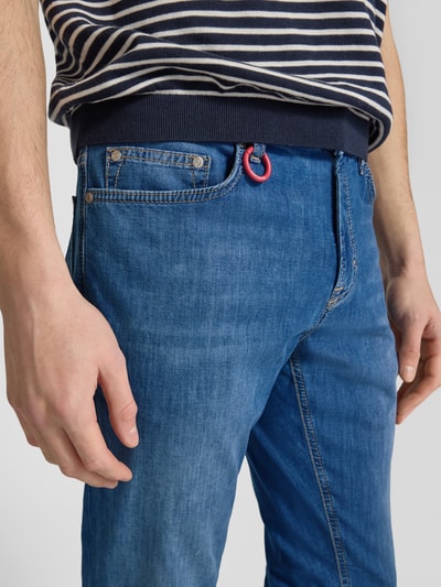 Männermodel trägt Modern Fit Jeans mit Karabiner Modell 'Mitch' von JOOP! Jeans, blauer Baumwoll-Mix mit Stretch-Anteil, Nahaufnahme Oberkörper.