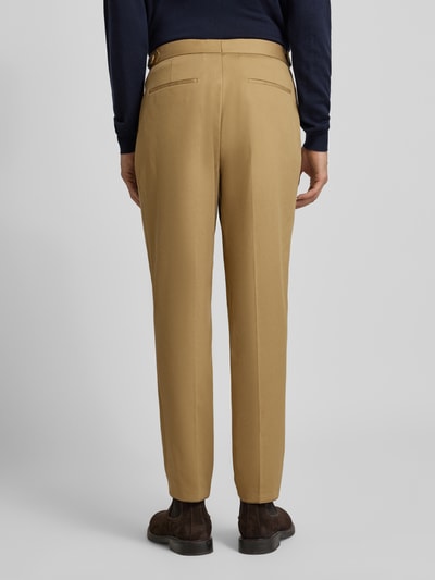 Männermodel trägt Tapered Bundfaltenhose aus Baumwoll-Mix Modell 'PERINO' von BOSS, Optik: Unifarben, Ganzkörperansicht Rückansicht