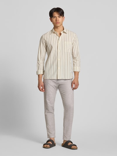 Mannenmodel draagt Tapered Fit broek met steekzakken model 'STACE' van Jack & Jones, materiaalmix met katoen, tapered fit, bandwijdte maat 32/32: 45 cm, binnenbeenlengte maat 32/32: 77 cm, lichte grijstint, rechte vormen, gladde textuur, geheellichaamsaanzicht van voren.