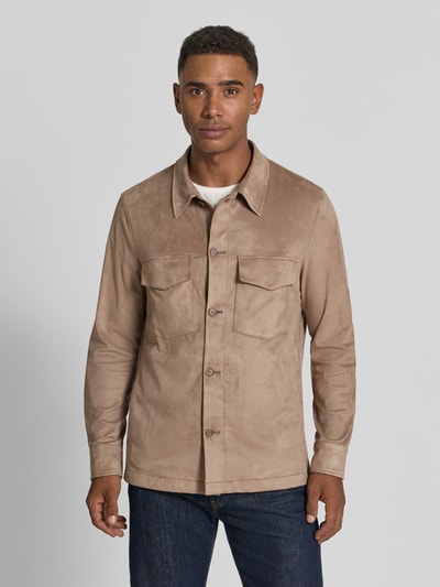 Männermodel trägt Regular Fit Hemdjacke mit Brusttaschen Modell 'Multi' von CINQUE in Beige, elastischer Material-Mix, Ganzkörperansicht von vorne.