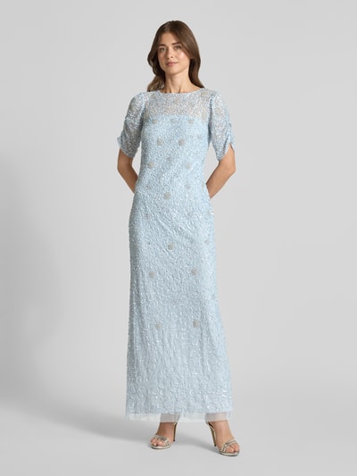 Frauenmodel trägt Maxikleid mit Pailletten und Perlen von Adrianna Papell in Hellblau, Gerader-Schnitt, fließender Stoff, Rundhalsausschnitt, 1/2-Arm, Ganzkörperansicht von vorne. Rückenlänge 141 cm, Brustweite 38 cm bei Größe 36.