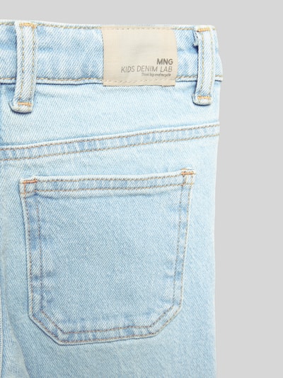 Produktfoto, Jeans mit 5-Pocket-Design von Mango, hellblauer Baumwoll-Elasthan-Mix, gerade Form, sichtbare Gesäßtasche, strukturierte Oberfläche