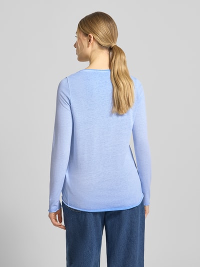 Vrouwenmodel draagt Longsleeve mit Rundhalsausschnitt van Smith and Soul in lichtblauw, regular fit, katoenmix, labeldetail, achterkant, volledige lichaamsweergave rugaanzicht.