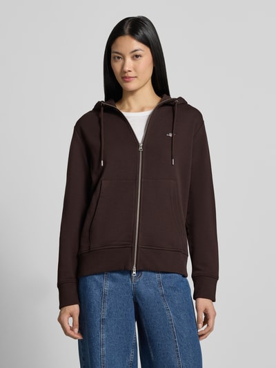 Vrouwenmodel draagt Regular fit sweatjack van katoenmix van GANT in donkerbruin met rits en buidelzakken, dames sweatjack, geheelvooraanzicht.
