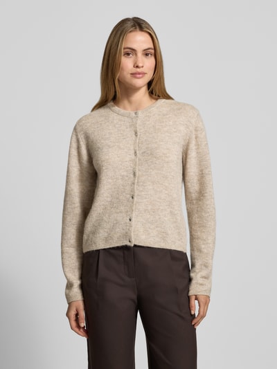 Vrouwenmodel draagt Strickjacke aus Woll-Mix Modell 'Kellsey' van MSCH Copenhagen in beige, regular fit, ronde hals, knoopsluiting, Ganzkörperansicht van voren.