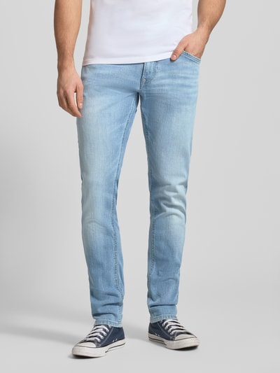 Männermodel trägt Slim Taper Jeans aus Baumwoll-Mix Modell 'SPIKE' von Pepe Jeans, Optik: Unifarben, Denim, 5-Pocket-Design, Nahaufnahme Oberkörper.