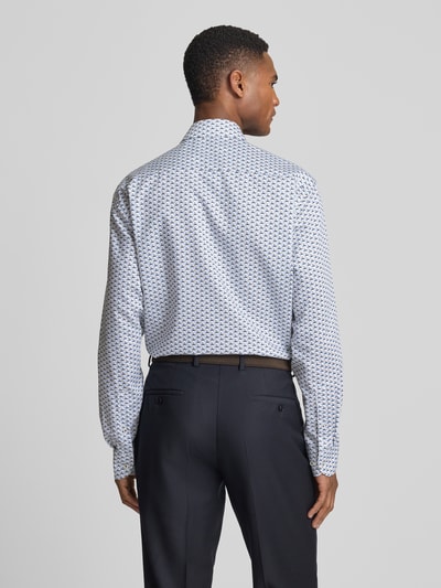 Männermodel trägt Regular Fit Business-Hemd mit Kentkragen von ETERNA, Reine Baumwolle, Langärmelig, Rückenlänge 80 cm, Ganzkörperansicht Rückansicht.