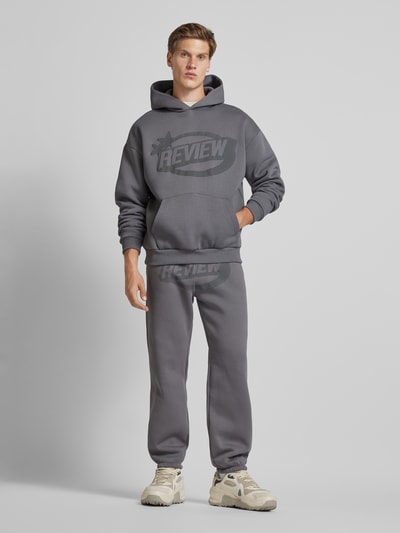 REVIEW Sweatpants mit Label-Print Dunkelgrau 1