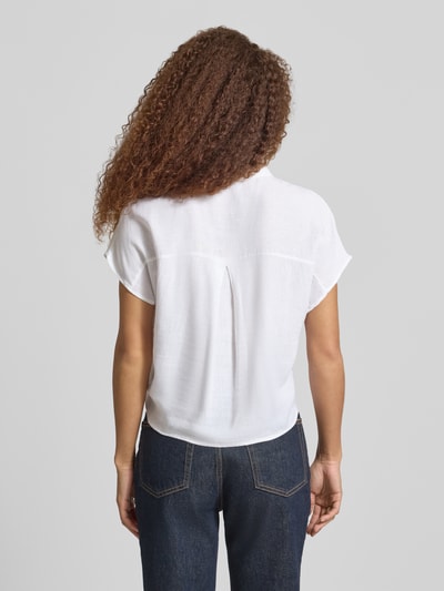 Vrouwenmodel draagt Regular Fit overhemdblouse uit viscose-linnen-mix model 'PIA' van Pieces, look: effen, korte mouw, rompzoom, knoopsluiting, overhemdkraag. Ganzkörperansicht Rückansicht.