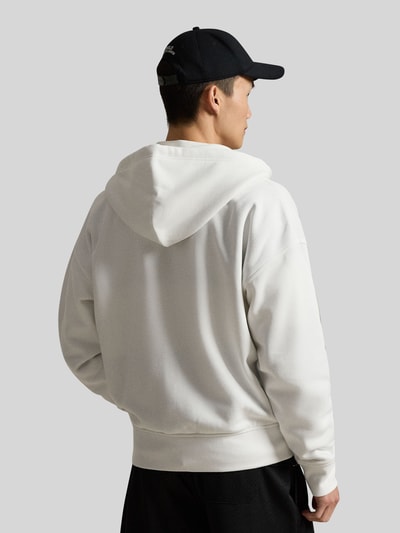 Männermodel trägt Relaxed Fit Sweatjacke aus Baumwoll-Mix von Polo Ralph Lauren, unifarben, Kapuze, Ganzkörperansicht Rückansicht.
