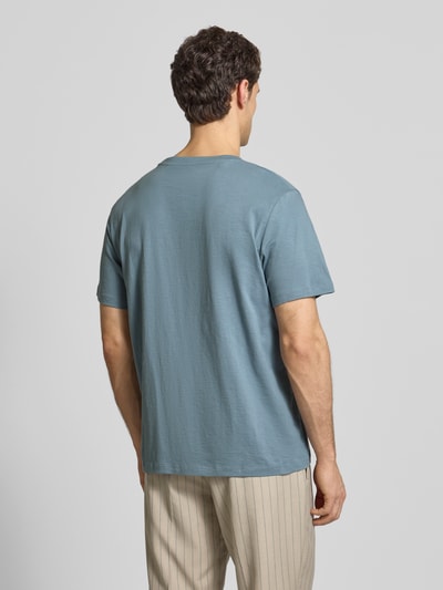 Männermodel trägt Regular Fit T-Shirt aus reiner Baumwolle Modell 'HASPEN' von SELECTED HOMME, Melangeoptik, Ganzkörperansicht Rückansicht.