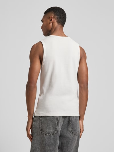 Männermodel trägt Slim Fit Tank Top aus Baumwoll-Mix Modell 'DAPOTA' von HUGO, Optik: Unifarben, Feinripp, Ganzkörperansicht Rückansicht.