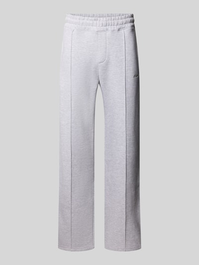 Produktfoto, Sweatpants mit elastischem Bund und Label-Stitching von PROHIBITED im Loose Fit aus Baumwoll-Mix, hellgrau, glatte Textur.