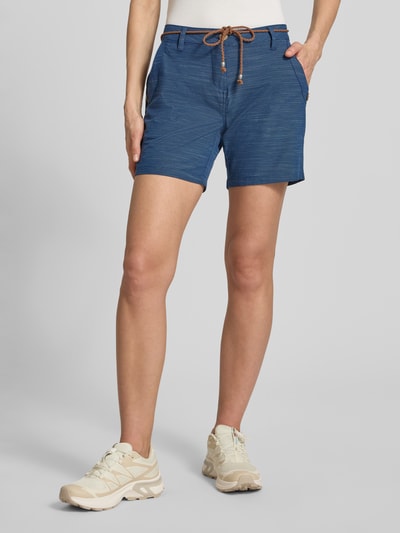Frauenmodel trägt Bermudas mit Bindegürtel und Eingrifftaschen von G.I.G.A. DX, Blau, Baumwoll-Mix mit Stretch-Anteil, Ganzkörperansicht von vorne