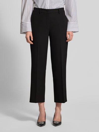 Frauenmodel trägt Wide Fit Stoffhose mit Viskose-Anteil Modell 'Olessa' von Raffaello Rossi, schwarzer Crêpe, Bügelfalten, Nahaufnahme Oberkörper