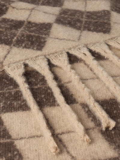 Produktfoto, Schal in Strick-Optik von COMMA mit Rautenmuster in Beige und Braun, Fransenabschlüsse, leichtes Strukturmuster, rechteckige Passform, Breite 44 cm, Länge 194 cm.