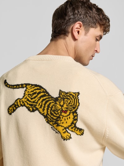 Männermodel trägt Oversized Wolljacke aus Woll-Mix von KENZO, beiger Woll-Baumwoll-Mix, Stickerei, Nahaufnahme Rückenansicht.