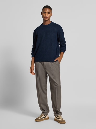 SELECTED HOMME Sweter o kroju relaxed fit z dzianiny z dodatkiem wełny model ‘RAI BRUSHED’ Granatowy 1